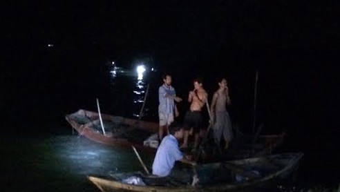 Nữ sinh chết đuối trong ngày chia tay cuối cấp Mãi đến 22 giờ đêm 20/5, thi thể của nạn nhân mới được đưa lên bờ.