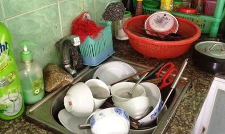 Thảm cảnh xóm trọ sinh viên mùa mất điện, nước Sinh viên sống trọ sở khóc dở cười vì trước tình cảnh mất điện, nước.