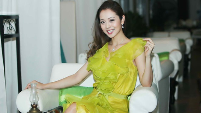 'Bà mẹ hai con' Jennifer Phạm tỏa sáng giữa dàn mỹ nhân 'Bà mẹ hai con' Jennifer Phạm tỏa sáng giữa dàn mỹ nhân