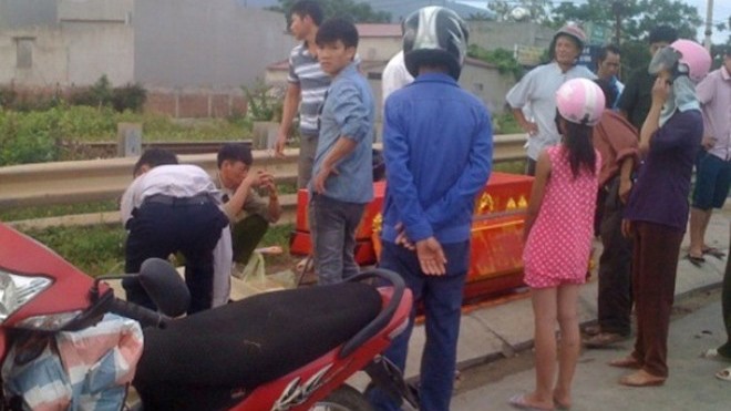 Xe cứu hộ kéo lê thi thể người bán vải gần 60m Lực lượng chức năng cùng với người nhà đưa thi thể nạn nhân về quê mai táng. Ảnh: Trần Phong.