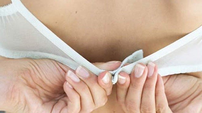 Đàn ông nghèo thường chọn vợ ngực lớn Đàn ông nghèo chọn vợ ngực lớn