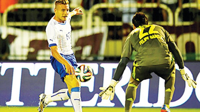 Italia lộ 'dao trong tay áo' Immobile trong màu áo đội tuyển Italia.