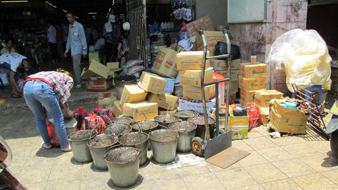 Thạch đen đựng bằng xô tơ hơ giữa chợ Đồng Xuân Thạch được bóc khỏi vỏ để chuẩn bị đóng gói. Ảnh: Lan Anh.
