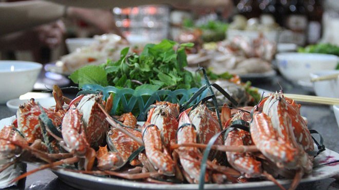 Mồi nhậu hơn nửa triệu đồng/kg vẫn hút hàng mùa World Cup Các món hải sản tươi sống cũng được ưa chuộng trên bàn nhậu mùa World Cup. Ảnh: Ngọc Lan.