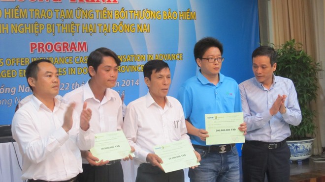 Đẩy nhanh bồi thường cho doanh nghiệp bị thiệt hại Đại diện Tổng Cty Bảo hiểm Bảo Việt trao tiền tạm ứng bồi thường cho các doanh nghiệp bị thiệt hại