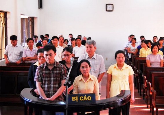 Tham ô 9,7 tỷ đồng, các bị cáo 'chia nhau' gần 50 năm tù Các bị cáo nghe tuyên án tại phiên tòa.