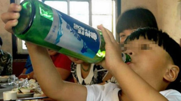 Bé trai 'nếm' rượu bia từ lúc... 10 tháng tuổi Cheng Cheng tu cả chai bia trước sự chứng kiến của người nhà. Ảnh: Europics