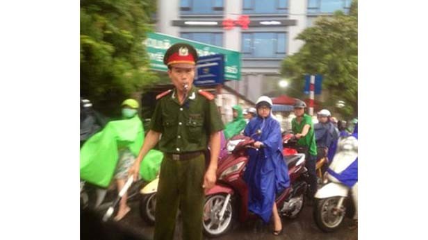 Xúc động hình ảnh cảnh sát dầm mưa chống tắc đường Ảnh đại úy Bốn ướt sũng phân luồng giao thông dưới cơn mưa tầm tã vào chiều 23/6.