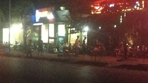 Dở khóc, cười chuyện “trai vẫy” giữa lòng Hà Nội Các "trai vẫy" làm việc với tần suất lớn hơn về buổi tối.