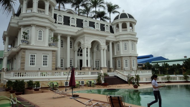 “Đại gia thuỷ sản” khiến 25 quan chức ngân hàng nhúng chàm Toà lâu đài trị giá hơn 40 tỷ đồng, điều tra phát hiện có 28 tỷ đồng ông Khuân chiếm đoạt của Cty Phương Nam để xây dựng ẢNH: SÁU NGHỆ