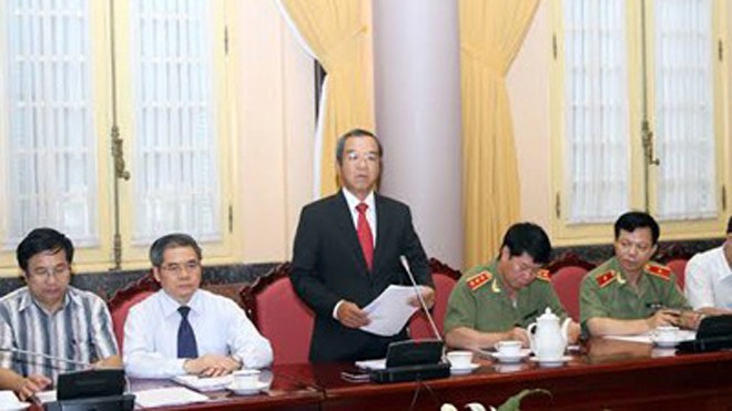 Cho phép mang thai hộ, không thừa nhận hôn nhân cùng giới Chủ nhiệm Văn phòng Chủ tịch nước Đào Việt Trung đọc lệnh của Chủ tịch nước công bố 6 luật mới, sáng 10/7. Ảnh: VGP