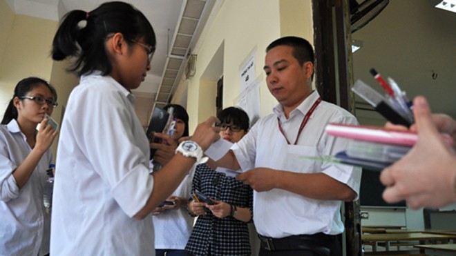 Nữ giám thị bị kỷ luật vì vào nhà vệ sinh gọi điện Theo quy định, giám thị cũng không được phép mang điện thoại di động vào phòng thi. Ảnh minh họa: Quý Đoàn (VnExpress).