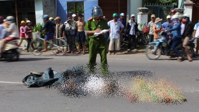 Ông bà chết thảm, cháu nguy kịch vì va chạm với xe tải Hiện trường vụ tai nạn xảy ra vào chiều 13/7