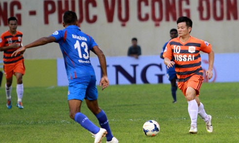Văn Quyến được giải oan trong nghi án cá độ Văn Quyến (phải) trong trận đấu gần đây nhất của Ninh Bình - đại thắng 4-2 trước Churchill Brothers ở AFC Cup hôm 13/5. Ảnh: Lâm Thỏa.