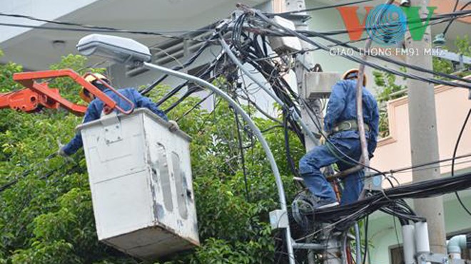 Nhân viên điện lực bị điện giật chết cứng trên trụ Nhân viên khắc phục sự cố sau vụ điện giật
