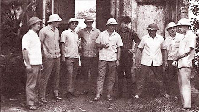 Hồi ức của phi công Liên Xô lái chuyên cơ chở Bác Hồ Phi hành đoàn của Khusainov ở trong sân Đại sứ quán Liên Xô tại Hà Nội (Khusainov - người thứ 4 từ phải qua). Theo ghi chú của tác giả bài viết thì ảnh này do đồng chí Đong chụp.