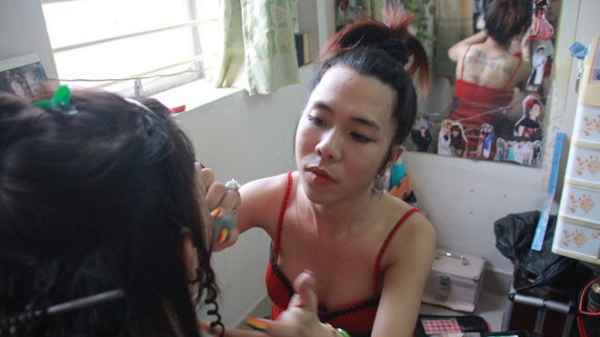 Chấp nhận 'bán mạng' để chuyển giới làm con gái Chấp nhận 'bán mạng' để chuyển giới làm con gái