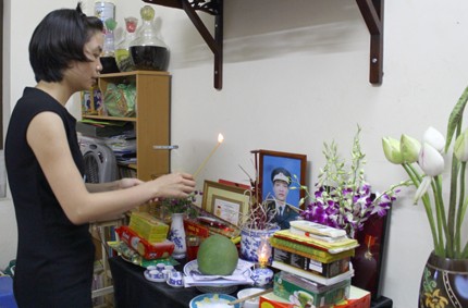 Mối tình cảm động của người lính hy sinh trên Mi 171 Chị Phương vẫn chưa thể tin người chồng thân yêu của mình đã không còn.