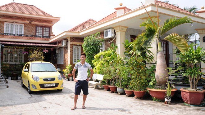 Cuộc sống khá giả của 3 cầu thủ Đồng Nai dính cá độ Nguyễn Thành Long Giang trước căn nhà của gia đình ở thị xã Gò Công (Tiền Giang). Ảnh: Megafun.