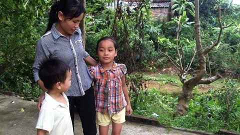 Ám ảnh người vợ có chồng ép 3 con uống thuốc sâu Nụ cười hiếm hoi của Thao khi đùa giỡn với hai đứa con sau gần một năm xảy ra sự việc kinh hoàng.