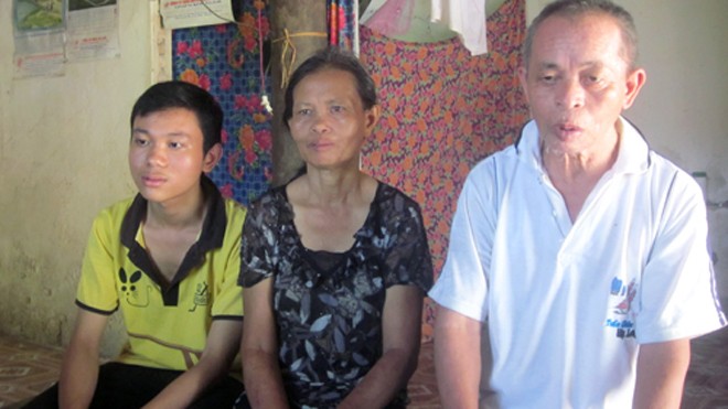 Mẹ thủ khoa 'sẽ cầm sổ đỏ để con đi học' Thủ khoa ĐH Bách khoa TP HCM bên mẹ già và người cha. Ảnh: Đức Hùng.
