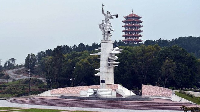Tổ chức chương trình nghệ thuật “Đồng Lộc - Ngã ba bất tử” Khu tượng đài chiến thắng Đồng Lộc. (Ảnh: Thanh Hà/TTXVN)