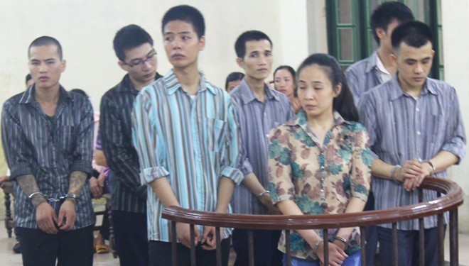 Băng bảo kê núp bóng tổ bốc xếp chợ Long Biên lĩnh án Tòa nhận định, hành vi của các bị cáo kéo dài, ảnh hưởng xấu đến đời sống xã hội.