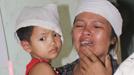 Cái chết bí ẩn của bé trai bị nghi lấy tiền hàng xóm Mẹ bé Hiếu đau đớn trước cái chết bí ẩn của con mình.