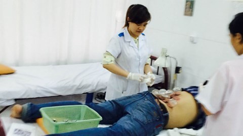Lang băm tự xưng trị bách bệnh bằng cách… hút máu Hút máu bệnh nhân để chữa bệnh.