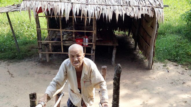 Lão hành khất có 25 cây vàng ở miền Tây bỏ nghề ăn xin Thấy người lạ đến nhà chị Dùng, cụ Cưng vội trèo lên cầu thang xin tiền.
