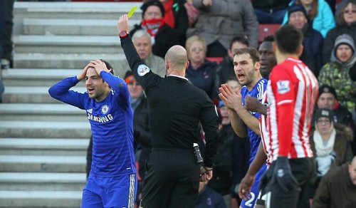 Trọng tài xin lỗi Mourinho vì phạt thẻ vàng Fabregas Chelsea mất một quả phạt đền quyết định trận đấu. Ảnh: AFP.