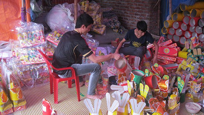 Làm giàu ở 'kinh đô vàng mã' Làng vàng mã Đông Hồ (tỉnh Bắc Ninh) tấp nập vào vụ sản xuất phục vụ Tết Ảnh: Nguyễn Hưởng