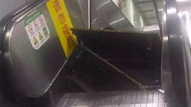 Thang cuốn bung nắp, hành khách chạy loạn Bề mặt thang cuốn vênh hẳn lên. Ảnh: Shanghaiist