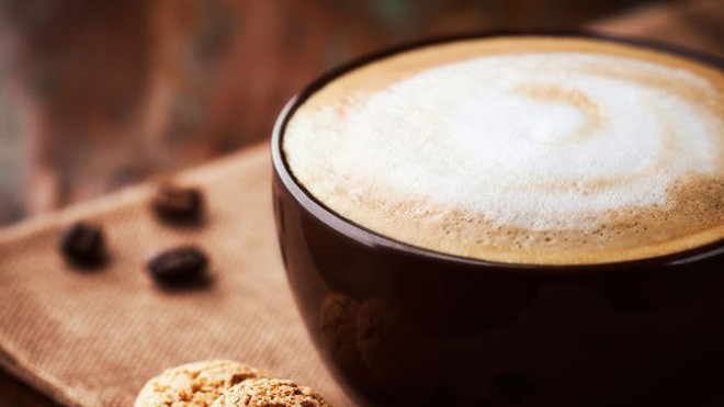 7 loại thực phẩm cần tránh khi bị mụn Hợp chất caffeine trong cà phê khiến tình trạng mụn tồi tệ hơn, lây lan nhanh hơn. Ảnh: Boldsky.
