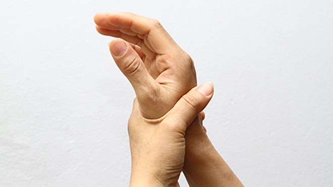 Da tay khô cong vì dùng nước rửa tay Ảnh minh họa.