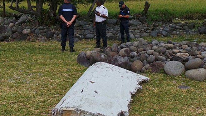 Philippines bác tin xác máy bay chứa xương người nghi MH370 Phần cánh máy bay MH370 được tìm thấy trên đảo Reunion của Pháp. Ảnh: Reuters