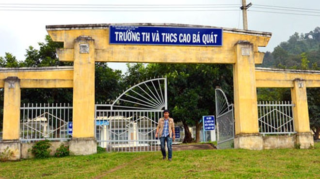 Hiệu trưởng ăn chặn tiền trợ cấp học sinh nghèo Hiệu trưởng trường Cao Bá Quát bị cho là ăn chặn 137 triệu đồng của học sinh. Ảnh: Nhật Hạ