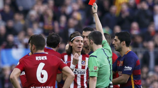 Cầu thủ Atletico Madrid bị phạt nặng vì đạp Messi Luis nhận thẻ đỏ trực tiếp trong trận đấu với Barca. Ảnh: Reuters.