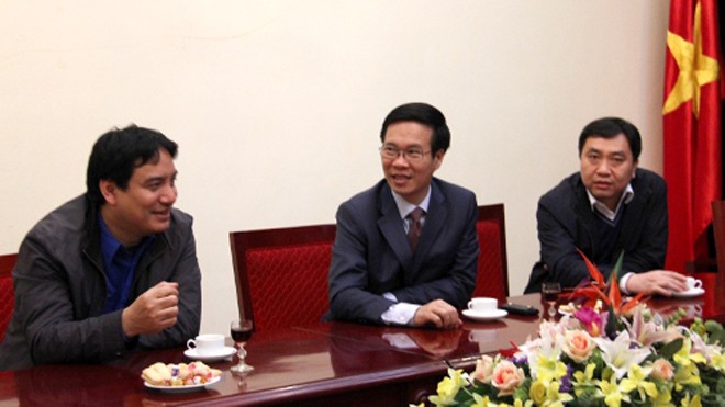 Tân Trưởng Ban Tuyên giáo T.Ư: Xây dựng hình mẫu thanh niên thời kỳ mới Bí thư thứ nhất T.Ư Đoàn Nguyễn Đắc Vinh (bên trái) báo cáo với đồng chí Võ Văn Thưởng (giữa), Ủy viên Bộ Chính trị, Trưởng Ban Tuyên giáo Trung ương những kết quả nổi bật của Công tác Đoàn và phong trào thanh thiếu nhi trong thời gian qua. Ảnh: Đông Hà