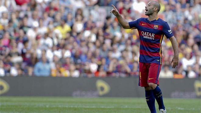 CĐV xin Messi nhường phạt đền cho Mascherano Mascherano chỉ nổi danh về khả năng cản phá chứ chưa gây được ấn tượng gì khi băng lên phía trên. Ảnh: Reuters