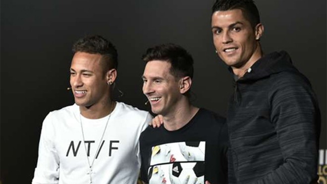 Neymar: 'Tôi mong Ronaldo gia nhập Barca' Neymar, Messi và Ronaldo tham dự lễ trao giải Quả bóng vàng hồi đầu năm. Ảnh: Reuters