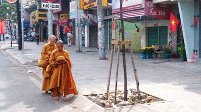 Cái bang, sư giả “nhộn nhịp” trên đường phố Sài Thành Nhiều sư giả khất thực trên đường phố.