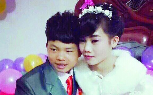 Đám cưới cặp đôi 'búng sữa' gây tranh cãi Tấm ảnh cưới của cặp đôi 16 tuổi gây tranh cãi trên mạng xã hội Trung Quốc. Ảnh: Weibo