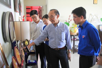 Thành đoàn TPHCM chúc mừng giáo sư Trần Đông A Giáo sư – Bác sĩ Trần Đông A giới thiệu với Ban thường vụ Thành đoàn về một số hoạt động chuyên môn của mình