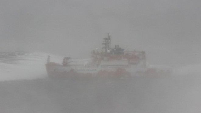 Tàu chở gần 70 người mắc cạn trong bão tuyết Nam Cực Tàu Aurora Australis mắc cạn trong bão tuyết. Ảnh: antarctica.gov.au
