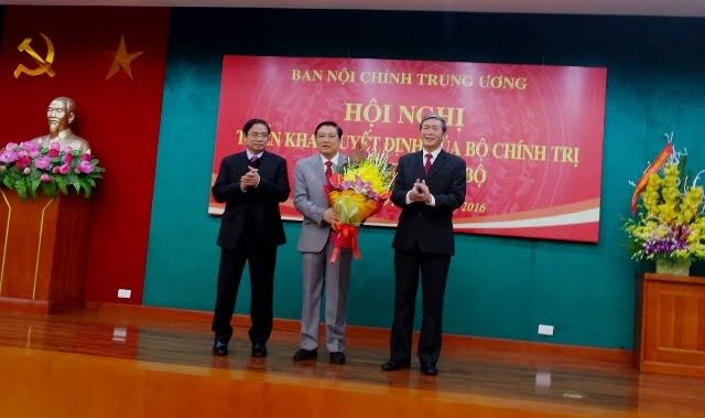 Công bố ông Phan Đình Trạc làm Trưởng Ban Nội chính TƯ Thường trực Ban Bí thư Đinh Thế Huynh (phải) và Trưởng Ban Tổ chức TƯ Phạm Minh Chính (trái) chúc mừng tân Trưởng Ban Nội chính TƯ Phan Đình Trạc (giữa). Ảnh: Thu Hằng