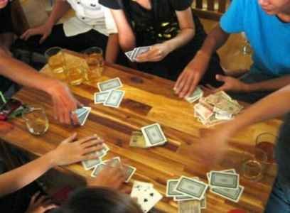 Cách chức Hiệu trưởng đánh bài ăn tiền Ảnh minh họa