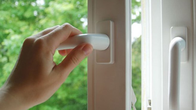 Bí quyết giúp bạn sống khỏe qua mùa nồm ẩm Đóng cửa sổ sẽ giữ cho nhà bạn đỡ ẩm hơn khi trời nồm