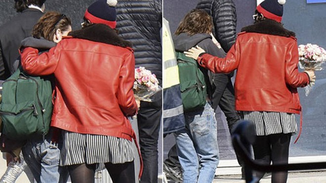 Kristen Stewart bị đồn hẹn hò đồng tính SoKo không rời tay khỏi bạn gái. Ảnh: AKM.