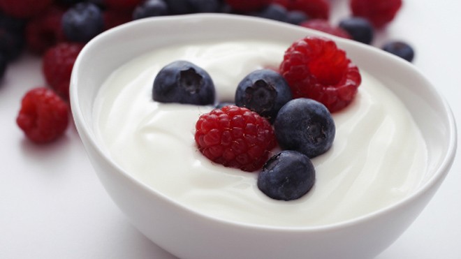 Phụ nữ nên ăn sữa chua hàng ngày Ảnh: ingredientsnetwork.com.